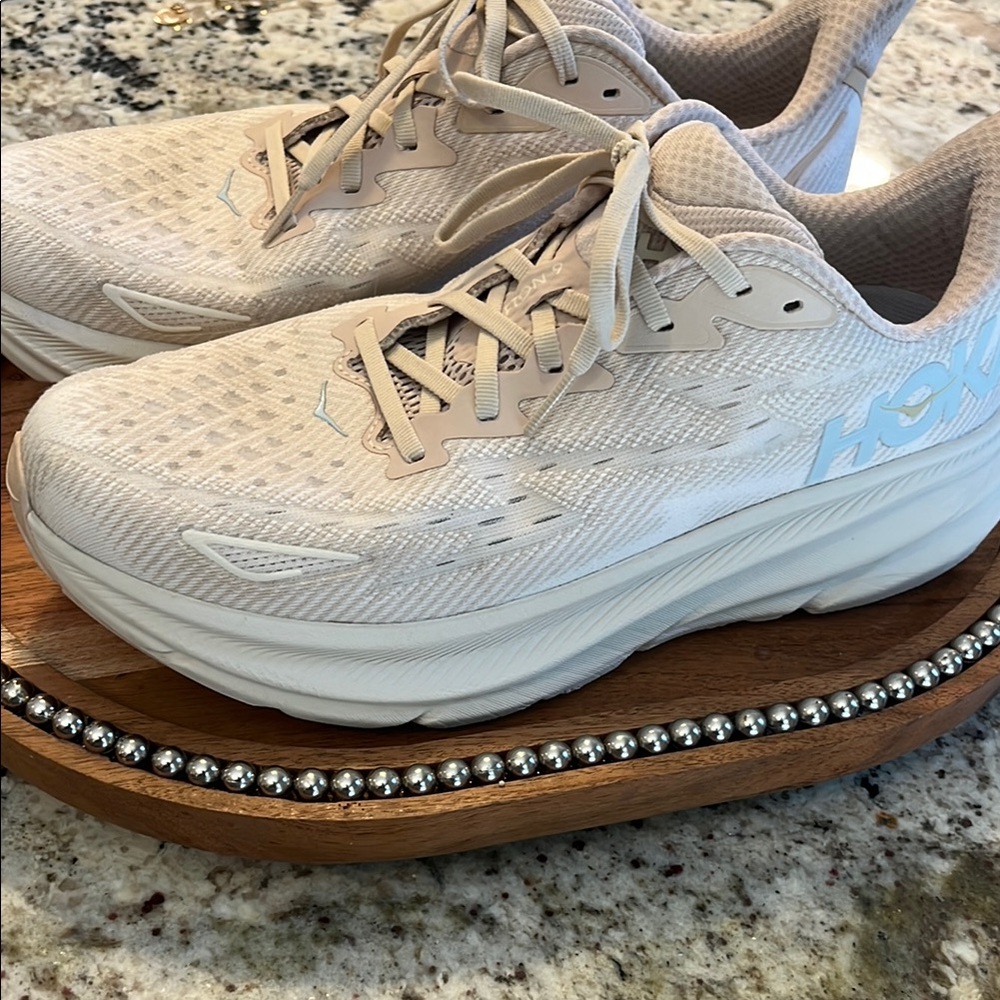 Hoka Clifton 9 women’s Vanilla  Athletic Shoes excellent like new condition